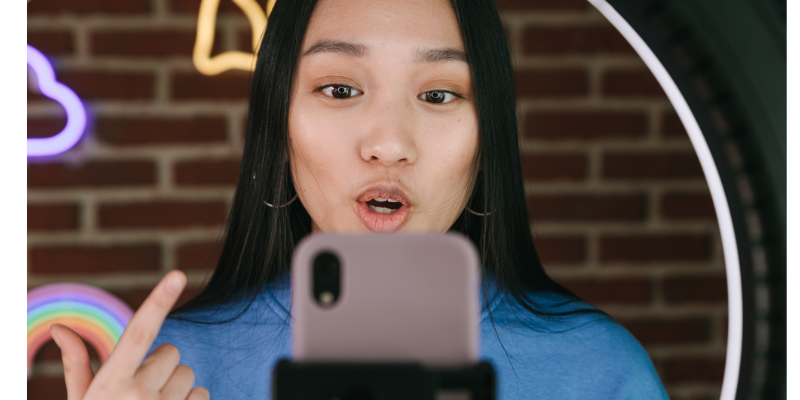 Influenceur réseaux sociaux